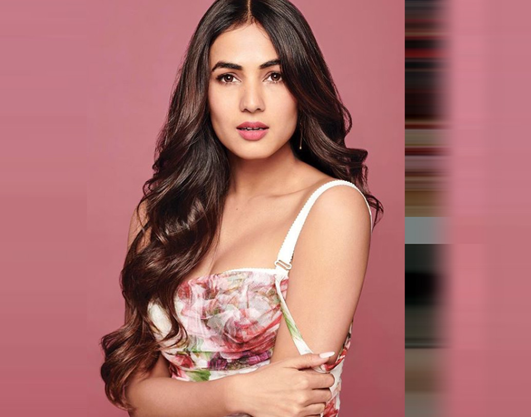 তিনি তেলুগু ছবি ‘সাইজ জিরো’, ‘লেজেন্ড’, ‘শের’ ছবিতে কাজ করেছেন। এ ছাড়াও কন্নড় ও তামিল ভাষায় ‘চেলুভেয়ে নিনে নোডলু’ এবং ‘ইনজি ইদুপ্পাজাগি’তে অভিনয় করেছেন।