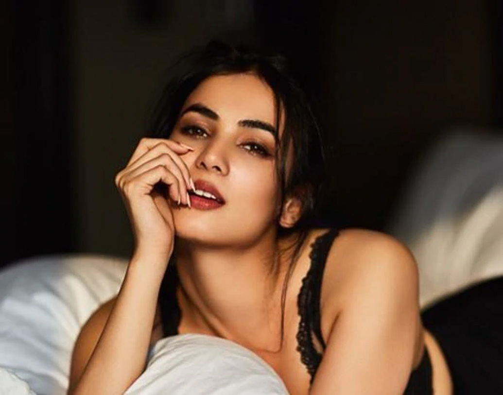 গায়ক কেকের সঙ্গে একটি গানেও অংশ নিয়েছেন তিনি। গানটাও তিনি ভালই গান। এই ক্রিকেটার নিজেও গান পছন্দ করেন, তাই নাকি দু’জনের ঘনিষ্ঠতা বেড়েছিল। কিন্তু সোনাল তা পাত্তা দেননি।