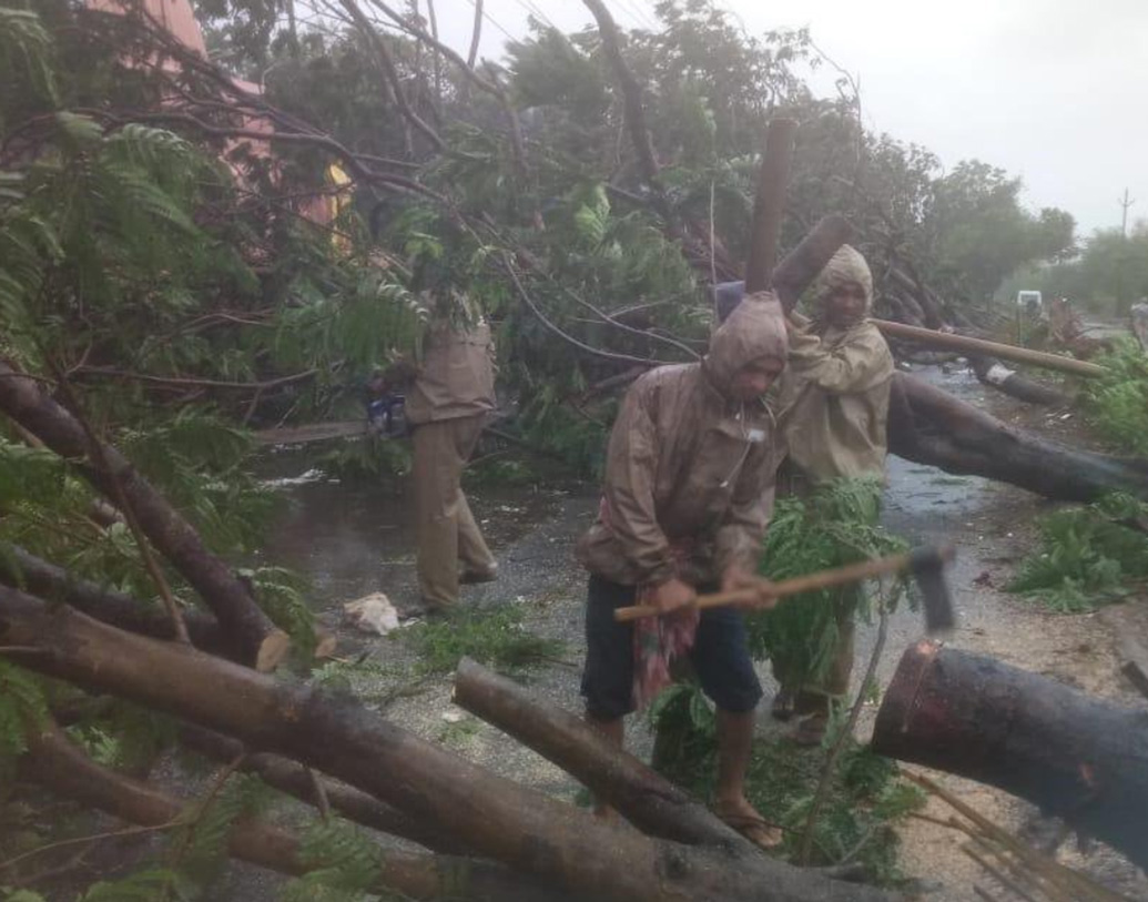 ঝড়ের দাপটে বহু গাছ উপড়ে গিয়েছে। বিদ্যুৎহীন ওড়িশার বিভিন্ন অঞ্চল। লন্ডভন্ড হয়ে গিয়েছে উপকূলবর্তী বহু গ্রাম। জল জমে গিয়েছে, ভেঙে গিয়েছে বহু বাড়ি।