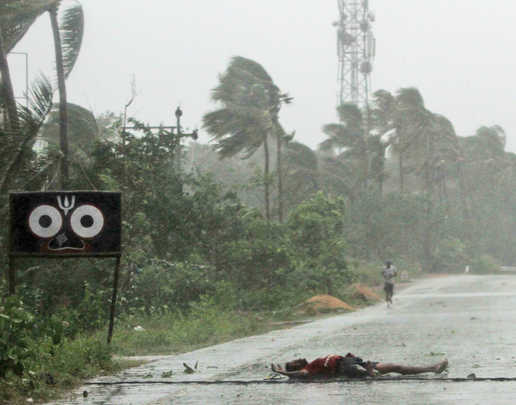পুরীর সাক্ষীগোপালে গাছ পড়ে মৃত্যু হয়েছে এক ব্যক্তির। ওড়িশার কেন্দ্রাপাড়ায় হৃদরোগে আক্রান্ত হয়ে মৃত্যু হয়েছে এক প্রৌঢ়ার।
