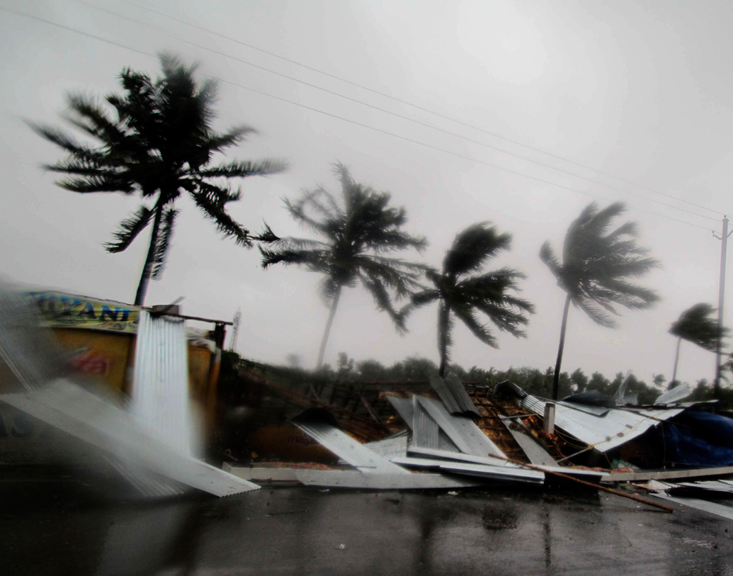 পুরীর জগন্নাথ মন্দির সম্পূর্ণ বিদ্যুৎহীন হয়ে পড়েছে। মন্দির সূত্রের খবর, বৃহস্পতিবার সকালে মন্দিরের মাথায় লাগানো নতুন ধ্বজাটি হাওয়ায় উড়ে যায়।
