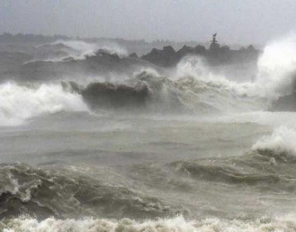 ক্ষতিগ্রস্ত হয়েছে চাঁদিপুর, বালেশ্বর, গঞ্জাম, খুরদা, ভুবনেশ্বরের নয়াপল্লি-সহ একাধিক এলাকার বাড়িঘর। আগে থেকেই পুরীর সমস্ত হোটেল, লজ খালি করে দেওয়া হয়েছিল। কার্যত জনমানবশূন্য ছিল সৈকতশহর। কিন্তু রক্ষা পায়নি স্থায়ী কাঠামো, বাড়িঘর, গাছপালা। ফুঁসছে সমুদ্র। বিশাল বিশাল ঢেউ আছড়ে পড়ছে উপকূলে। 
