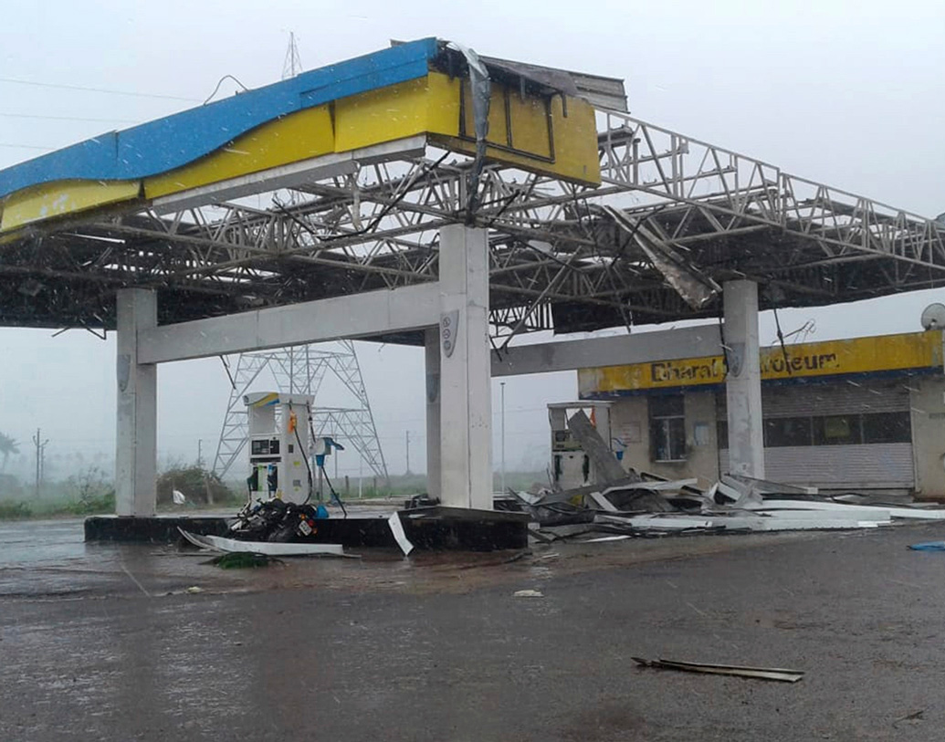 ফণীর গতিপথে ওড়িশার ১০ হাজার গ্রাম এবং ৫২টা শহর পড়বে। পুরীও রয়েছে তার মধ্যে।বাঁধ উপচে ইতিমধ্যেই শহরে জল ঢুকছে। নীচু এলাকাগুলি জলমগ্ন।