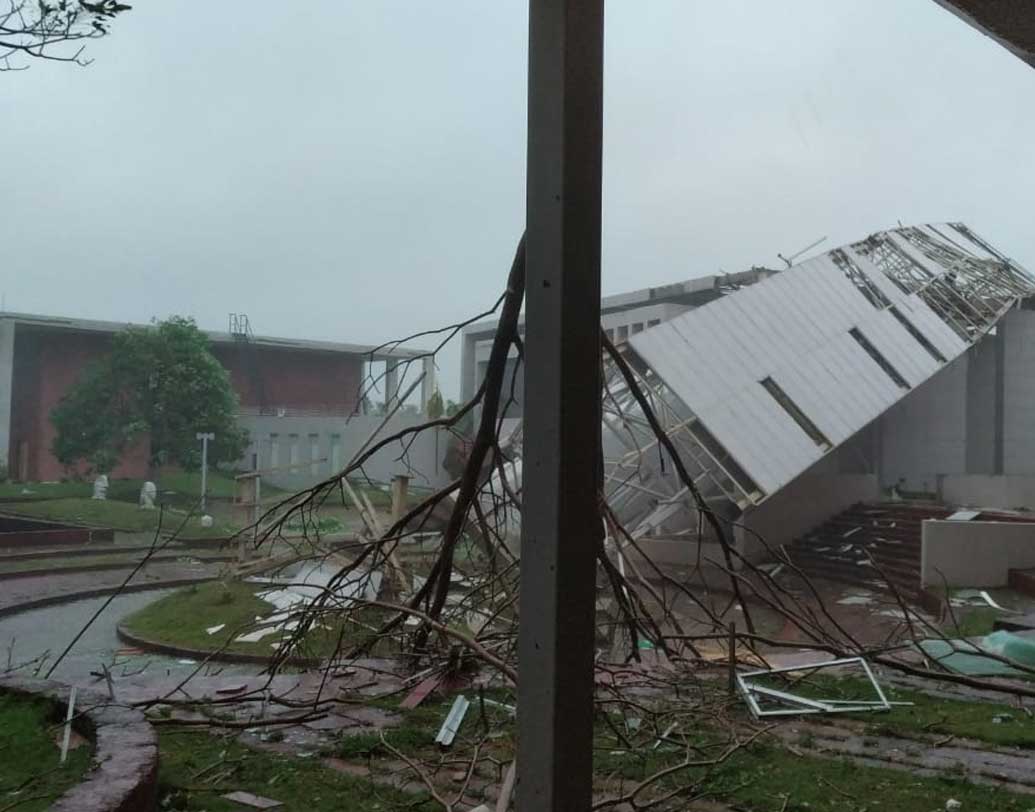 ভুবনেশ্বরের ইন্টারন্যাশনাল ম্যানেজমেন্ট ইনস্টিটিউটের টাওয়ার ভেঙে পড়ে ঝড়ের দাপটে। সেখানকার হস্টেলের বেশির ভাগ জানলা-দরজার কাচই ভেঙে গিয়েছে।