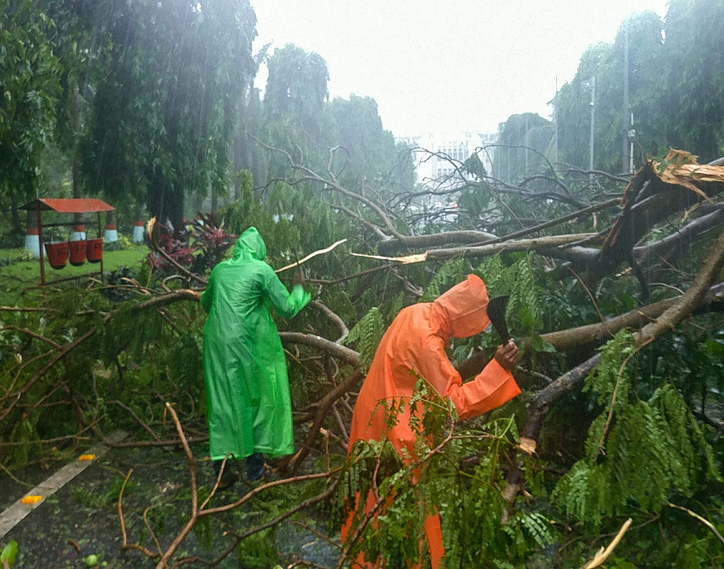 অগ্রিম সাহায্য হিসাবে ঘূর্ণিঝড় বিধ্বস্ত এলাকাগুলির জন্য ১০০০ কোটি টাকা দেওয়ার কথা ঘোষণা করেছে কেন্দ্র।