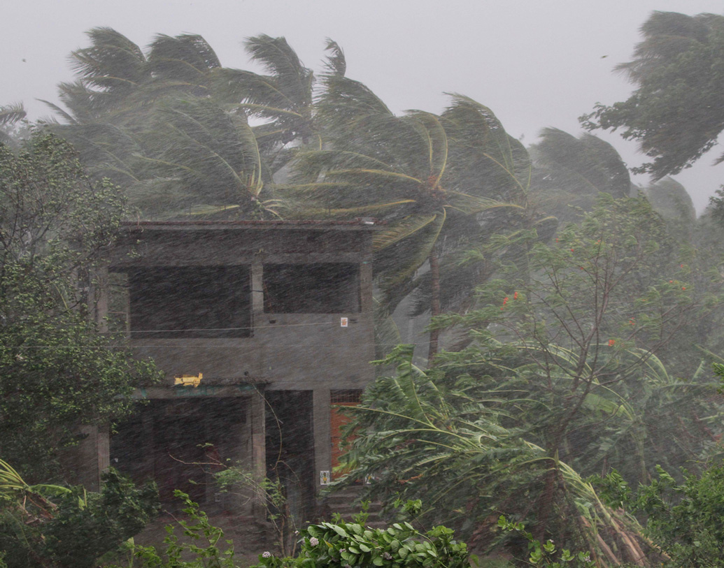 অগ্রিম সাহায্য হিসাবে ঘূর্ণিঝড় বিধ্বস্ত এলাকাগুলির জন্য ১০০০ কোটি টাকা দেওয়ার কথা ঘোষণা করেছে কেন্দ্র।