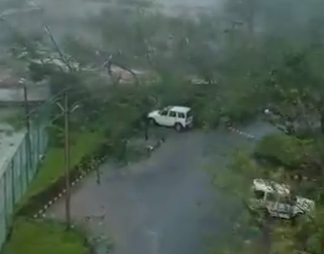 উপকূল রক্ষী বাহিনীও প্রস্তুত। তবে যে সব এলাকায় পৌঁছনো সম্ভব হচ্ছে, সেখানে কাজ শুরু করে দিয়েছে ন্যাশনাল ডিজাস্টার রেসপন্স ফোর্স (এনডিআরএফ)। উপড়ে বা ভেঙে পড়া গাছ কেটে সরানোর কাজ শুরু করে দিয়েছেন তাঁরা।