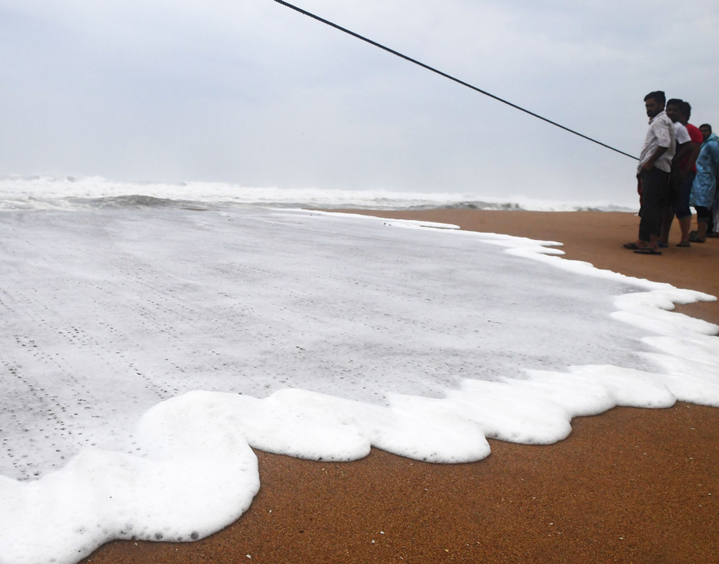 ওড়িশায় ফণী আছড়ে পড়েছে ঠিকই, তাই অতি শক্তিশালী ঘূর্ণিঝড়ের শক্তি কমে যেতে পারে। তবুও আয়লার চেয়েও এটি বিপজ্জনক। কারণ ফণী অর্থাৎ এই ঘূর্ণিঝড়ের ‘রেডিয়াস’ বা ‘এরিয়া’ অনেকটাই বেশি।
