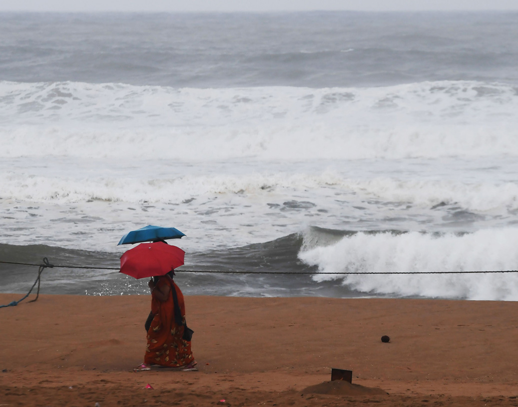 সিনপটিক স্কেল বলছে, এই ঘূর্ণিঝড়ের এলাকা অনেকটাই বড়। ঘূর্ণিঝড় নির্দিষ্ট এলাকার মধ্যে থাকার কথা, কিন্তু ফণীর ব্যাস অনেকটাই বড় আয়লার চেয়ে। বললেন কলকাতা বিশ্ববিদ্যালয়ের অ্যাটমস্ফেরিক সায়েন্সের অধ্যাপক সুব্রত কুমার মিদ্যা।