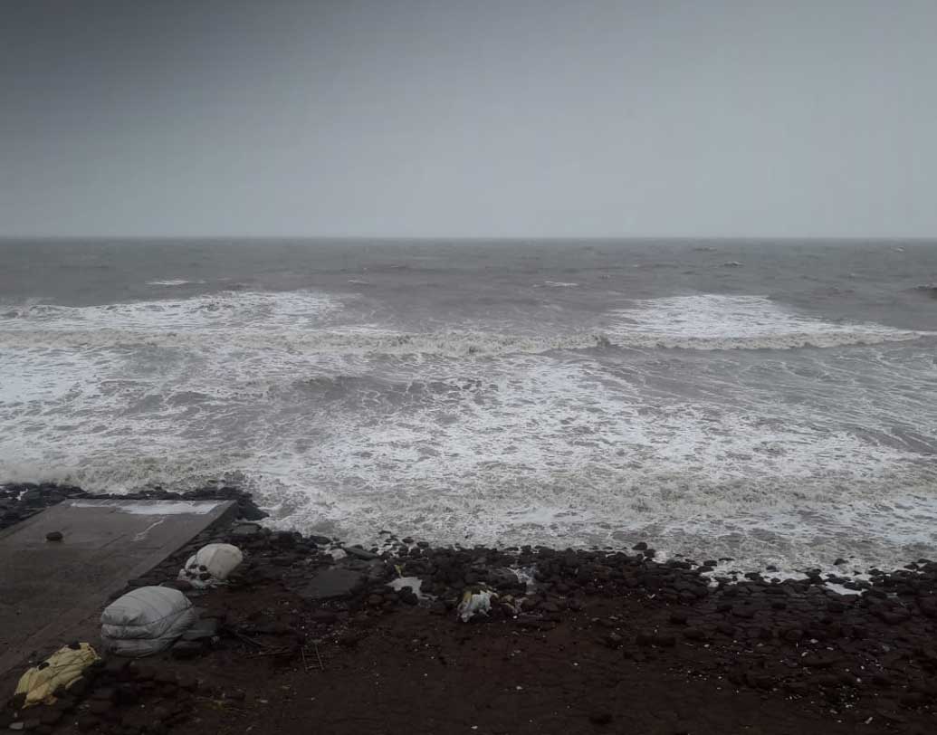 সাধারণ বজ্রবিদ্যুৎ-সহ বৃষ্টিপাত যেগুলি হয়, সেগুলির ক্ষেত্রে এলাকাটা অতটা বড় থাকে না। ক্ষয়ক্ষতি ছোট জায়গার মধ্যেই সীমাবদ্ধে থাকে। কিন্তু ফণীর ক্ষেত্রে তা হবে না। প্রভাব থাকবেই ভাল মতো।