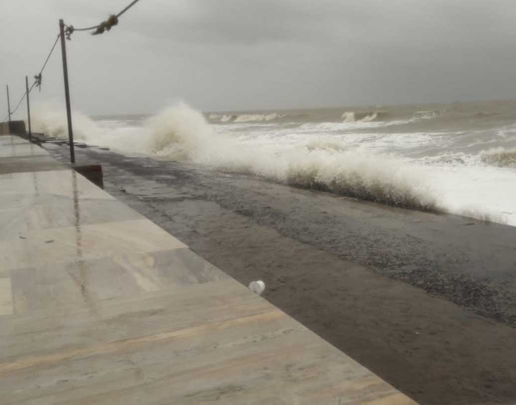 ফণী ‘লার্জ স্কেল ফেনোমেনন’, তবে স্থলভাগে এর কিছুটা অংশ রয়েছে, কিছুটা সমু্দ্রে থেকে গিয়েছিল। সে কারণে জলীয় বাষ্প সংগ্রহ করেছিল। কারণ ফণীর ব্যাপ্তিটা বেশি। তাই বেশি জলীয় বাষ্প সংগ্রহ করেছে এটি। পরে ভয়াবহতা কমলেও ‘এনার্জি’ থাকছেই সে কারণে।