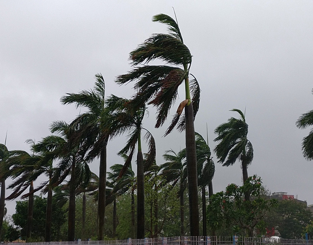 ফণী যে হেতু ওড়িশা হয়ে বাংলার দিকে এগচ্ছে, তাই পশ্চিমবঙ্গে আঘাত হানার সময় শক্তি খানিকটা কমে যাবে। ক্ষয়ক্ষতির সম্ভাবনাও সে ক্ষেত্রে খুব বেশি হওয়ার কথা নয়।