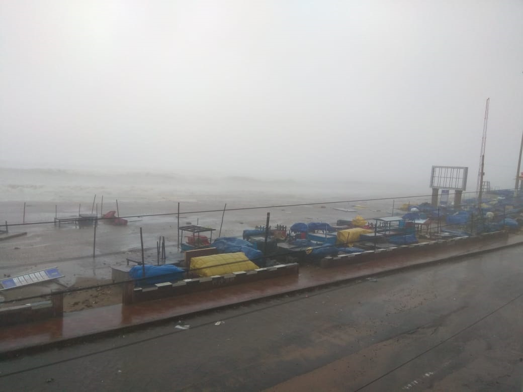 তিন দিন উপগ্রহ চিত্রে গতিবিধির ওপর নজর রাখার পরে হাওয়া অফিস প্রথমে জানিয়েছিল, শুক্রবার বেলা তিনটের সময় বঙ্গোপসাগর থেকে ওড়িশার উপকূলে স্থলভূমিতে ঢুকবে সাইক্লোন ফণী। কিন্তু তার আগেই সকাল ৮টা ৫০ মিনিট নাগাদ ওড়িশায় ঢুকে পড়ল ফণী।