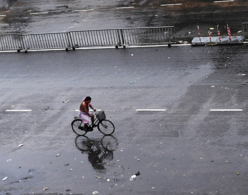 ফণীর প্রভাব ওড়িশা ছাপিয়ে বাংলায় আছড়ে পড়ার কথা কয়েক ঘণ্টার মধ্যেই। ফণী রাজ্যে ঢোকার সময়ে গতিবেগ হতে পারে ঘণ্টায় ১১০ কিমি।