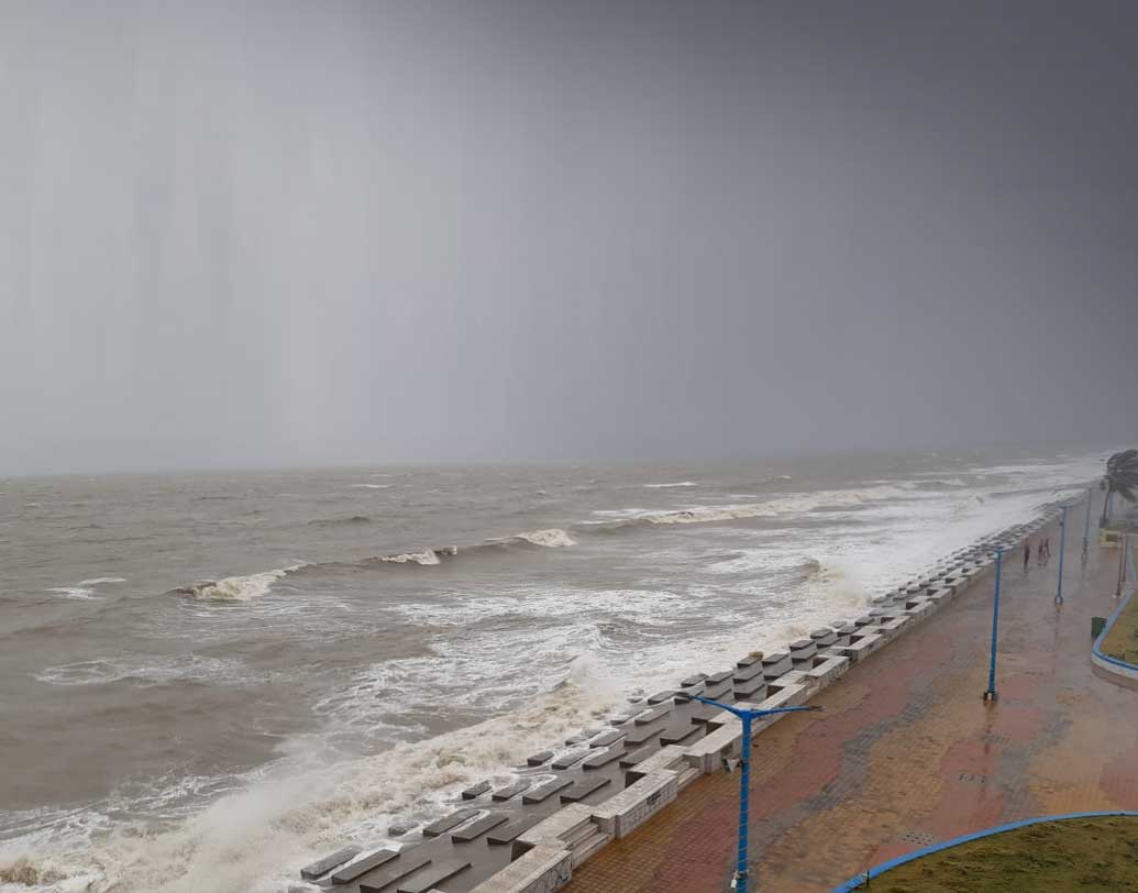 দিঘা-মন্দারমণি, শঙ্করপুর খালি করে দিতে বলা হয়েছে পর্যটকদের। পুরীর পর এ বার দিঘাগামী ট্রেনও বাতিল করা হয়েছে। বাতিল করা হয়েছে দিঘা-হাওড়া কাণ্ডারী এক্সপ্রেস।