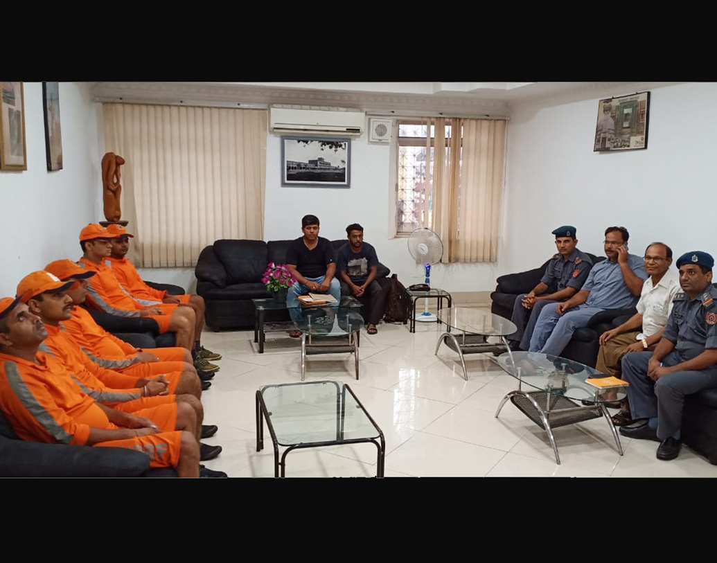 নবান্নে খোলা হয়েছে ২৪ ঘণ্টার কন্ট্রোল রুম। কুইক রেসপন্স টিমের ব্যবস্থা করেছে রেল।