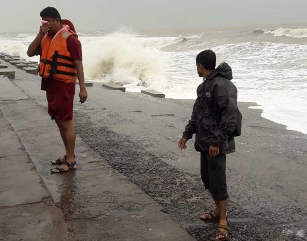 সদর দফতর লালবাজারে ৭২ ঘণ্টার জন্য খোলা হচ্ছে বিশেষ কন্ট্রোল রুম। যার নম্বর ০৩৩-২২১৪৩২৩০ এবং ১০০। সেখান থেকেই পরিস্থিতির উপরে নজর রাখা হবে। কলকাতা পুলিশের ট্রেনিং স্কুলে জরুরি ভিত্তিতে বিপর্যয় মোকাবিলা বাহিনীর একটি বিশেষ দল তৈরি রাখা হয়েছে।