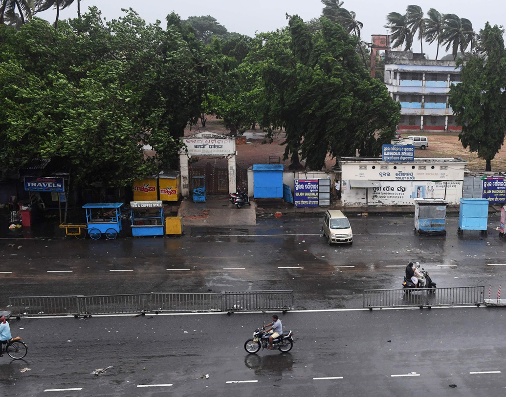 কলকাতা বিমানবন্দর আজ বিকেল ৩টে থেকে আগামী কাল সকাল ৮টা পর্যন্ত কলকাতা থেকে বিমান চলাচল বন্ধ থাকবে।