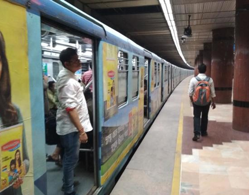 ঝড়ের দাপটে মেট্রো পরিষেবা কোথাও বিপর্যস্ত হলে পরিস্থিতি সামলাতে ২৪টি স্টেশনে এক জন করে আধিকারিককে ‘সুপারভাইজার’ হিসাবে দায়িত্ব দেওয়া হয়েছে।