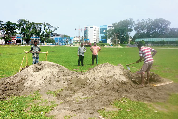 গর্ত বোজানো চলছে আলিপুরদুয়ারে। নিজস্ব চিত্র