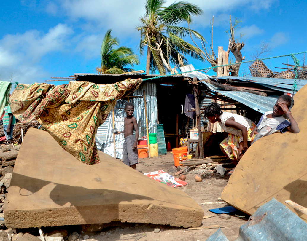 প্রায় ১৭৪ কিলোমিটার প্রতি ঘণ্টায় হাওয়া বইছে সে দেশে। ভেসে গিয়েছে শতাধিক গ্রাম। পেম্বা, মালওয়ি ও জিম্বাবোয়েতে বন্যা ও ভূমিধ্বসের কারণে বিপর্যস্ত যোগাযোগ ব্যবস্থা।
