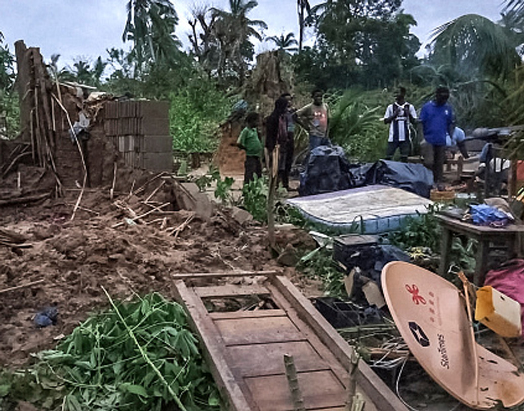 ব্যাপক বৃষ্টিপাতের কারণে মোজাম্বিকের প্রত্যন্ত গ্রামাঞ্চলে কয়েক হাজার মানুষ আটকে পড়েন। বাতাসের মারাত্মক গতিবেগের কারণে বন্যা ও ভূমিধসও শুরু হয়েছে মোজাম্বিকে।