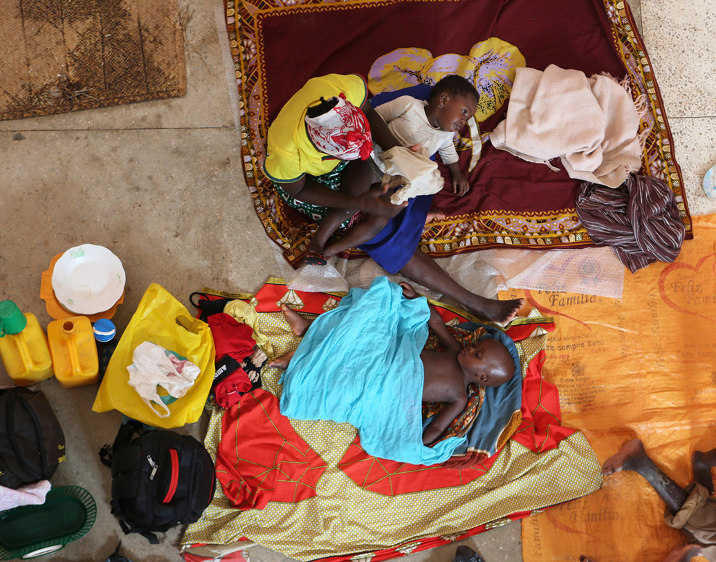 ব্যাপক বৃষ্টিপাতের কারণে মোজাম্বিকের প্রত্যন্ত গ্রামাঞ্চলে কয়েক হাজার মানুষ আটকে পড়েন। বাতাসের মারাত্মক গতিবেগের কারণে বন্যা ও ভূমিধসও শুরু হয়েছে মোজাম্বিকে।