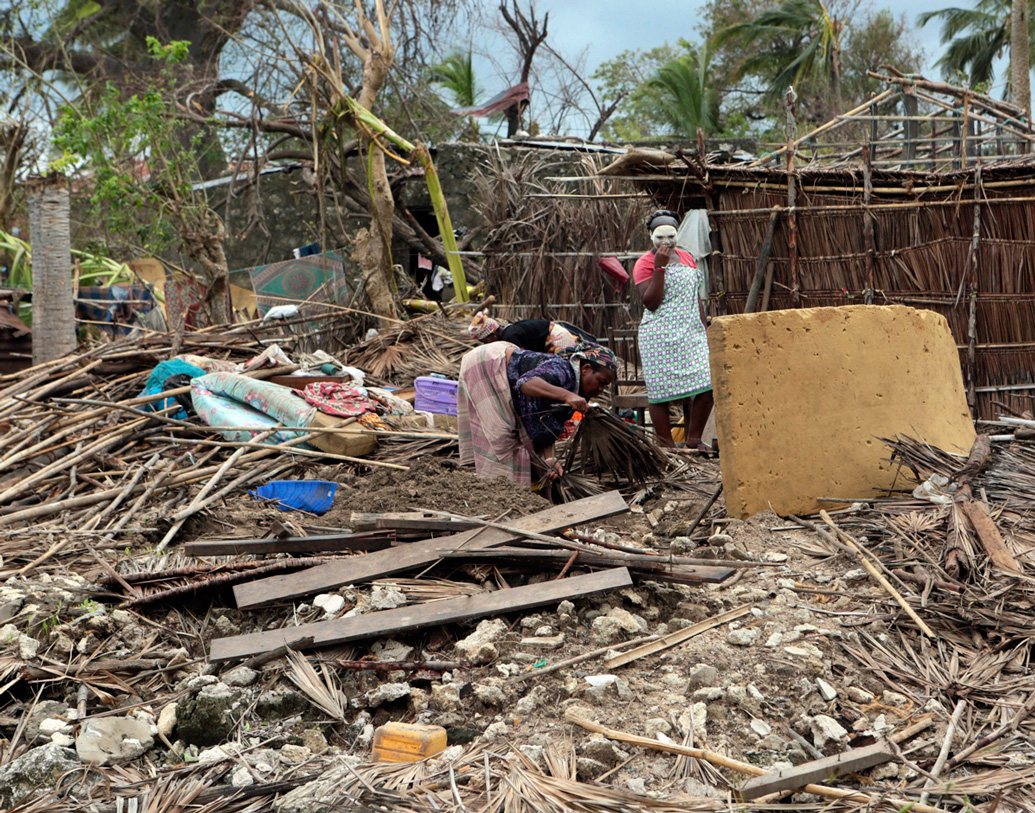 এরই মধ্যে ৪০ হাজার বাড়িঘর বিধ্বস্ত হয়েছে, ভেঙে পড়েছে বিদ্যুতের খুঁটি, প্লাবিত হয়েছে নিচু এলাকা। কোমোরোস দ্বীপ হয়েছে সবচেয়ে বেশি ক্ষতিগ্রস্ত।