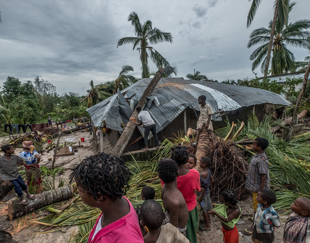 গ্রামাঞ্চলগুলোয় আটকে পড়াদের উদ্ধারে উদ্ধারকর্মীরা আপ্রাণ চেষ্টা চালিয়ে যাচ্ছেন। পরিস্থিতির কারণে তাঁদের বেশ হিমশিম খেতে হলেও প্রায় ২০ হাজার মানুষকে অস্থায়ী আশ্রয়স্থল, স্কুল ও গির্জায় সরিয়ে নেওয়া হয়েছে।