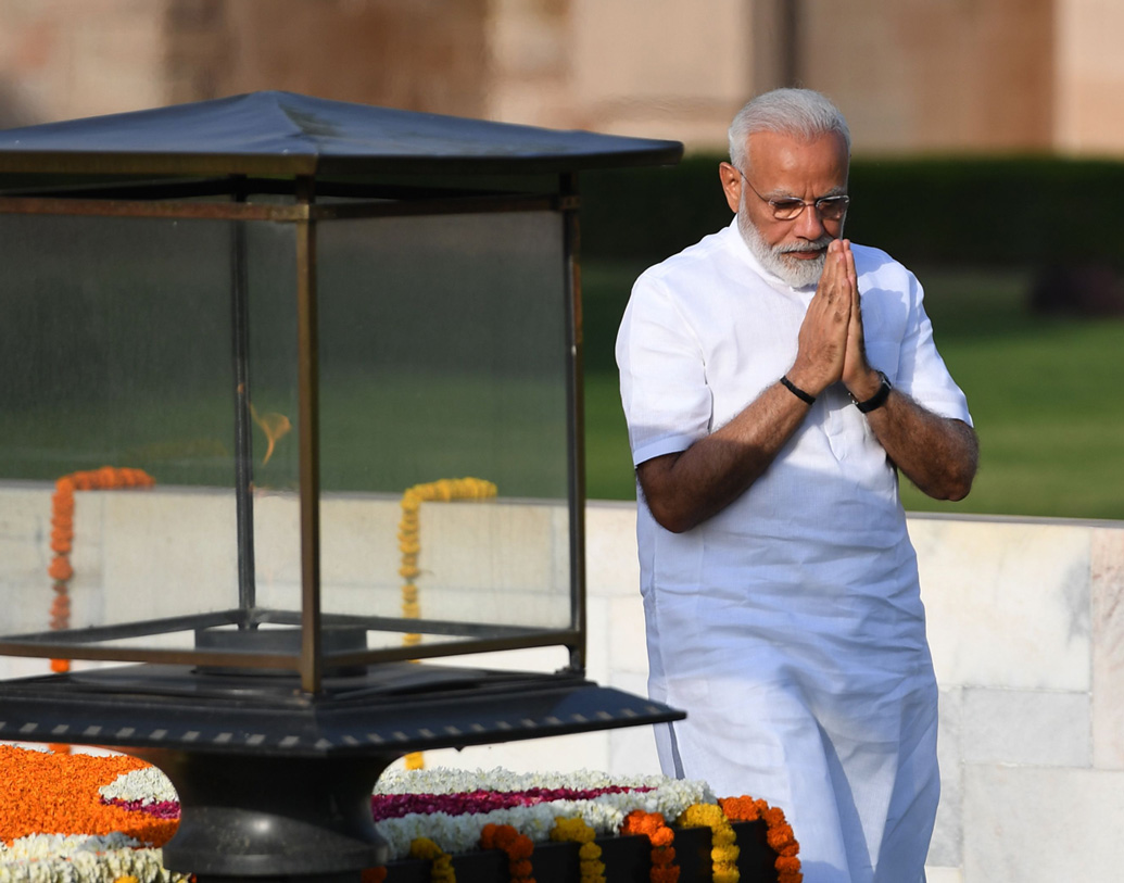 প্রধানমন্ত্রী হিসাবে নরেন্দ্র মোদীকে শপথবাক্য পাঠ করাবেন রামনাথ কোবিন্দ। রাষ্ট্রপতি ভবনে ২০১৪ সালে উপস্থিত ছিলেন পাঁচ হাজার অতিথি, এ বছর ছাপিয়ে যেতে চলেছে সেই সংখ্যা।  ইতিমধ্যেই মহাত্মা গাঁধী, অটলবিহারী বাজপেয়ীকে শ্রদ্ধা জানিয়ে শপথের দিন শুরু করলেন মোদী।