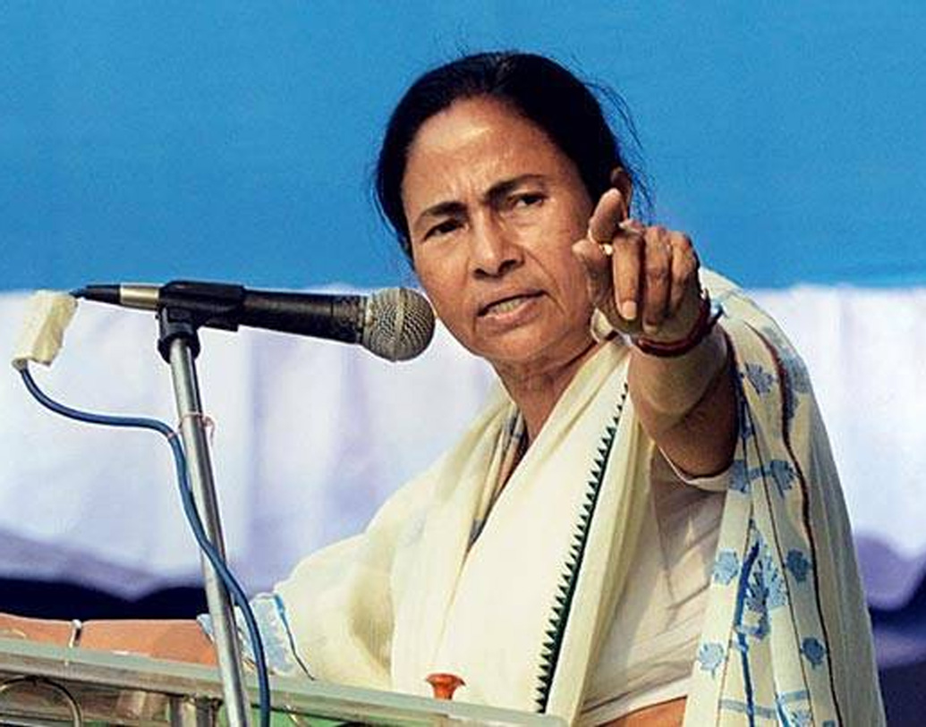 প্রায় সব রাজ্যের মুখ্যমন্ত্রীরা এলেও থাকছেন না পশ্চিমবঙ্গের মুখ্যমন্ত্রী মমতা বন্দ্যোপাধ্যায়। তাঁর অভিযোগ, বিজেপি শুধু মিথ্যা তথ্য দিচ্ছে তা-ই নয়, সৌজন্যের আবহ নষ্ট করে রাজনৈতিক ‘প্রতিহিংসা’ চরিতার্থ করতে চাইছে। তারই প্রতিবাদে মোদীর উদ্দেশে টুইট করে মুখ্যমন্ত্রী জানিয়ে দেন, তিনি শপথগ্রহণ অনুষ্ঠানে যাবেন না।