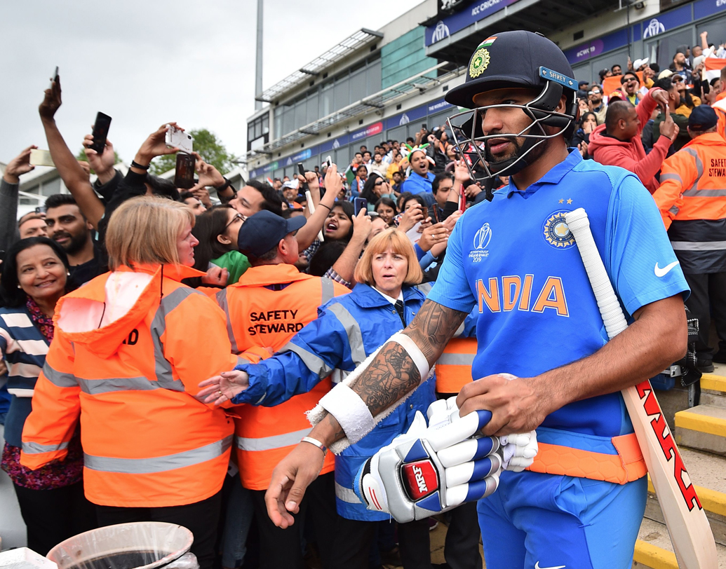 দক্ষিণ আফ্রিকার আগুনে পেস বোলিং সামলানোর জন্য রোহিতের সঙ্গে ওপেন করতে নামবেন বাঁ হাত শিখর ধওয়ন। ডান হাতি ও বাঁ হাতি কম্বিনেশন থাকলে বোলারদের সমস্যা হয়। রোহিত ও ধওয়ন প্রোটিয়া বোলারদের কতটা সমস্যায় ফেলতে পারেন সেটাই দেখার।