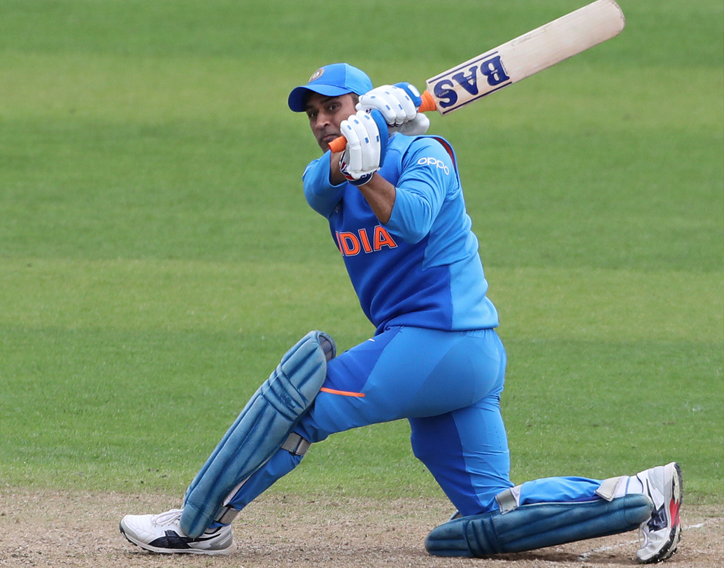 অভিজ্ঞ মহেন্দ্র সিংহ ধোনিকে পাঁচে চাইছেন লক্ষ্মণ। বংলাদেশের বিরুদ্ধে পুরনো ফর্মের ঝলক দেখিয়েছেন ধোনি।