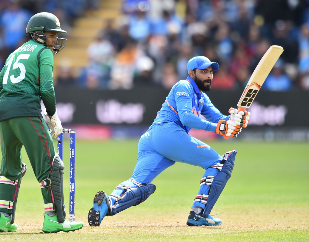 সাত নম্বরে রবীন্দ্র জাদেজাকে রেখেছেন লক্ষ্মণ। অলরাউন্ড পারফরম্যান্সের জন্যই লক্ষ্মণের স্কোয়াডে জায়গা পেয়েছেন বাঁ হাতি অলরাউন্ডার।