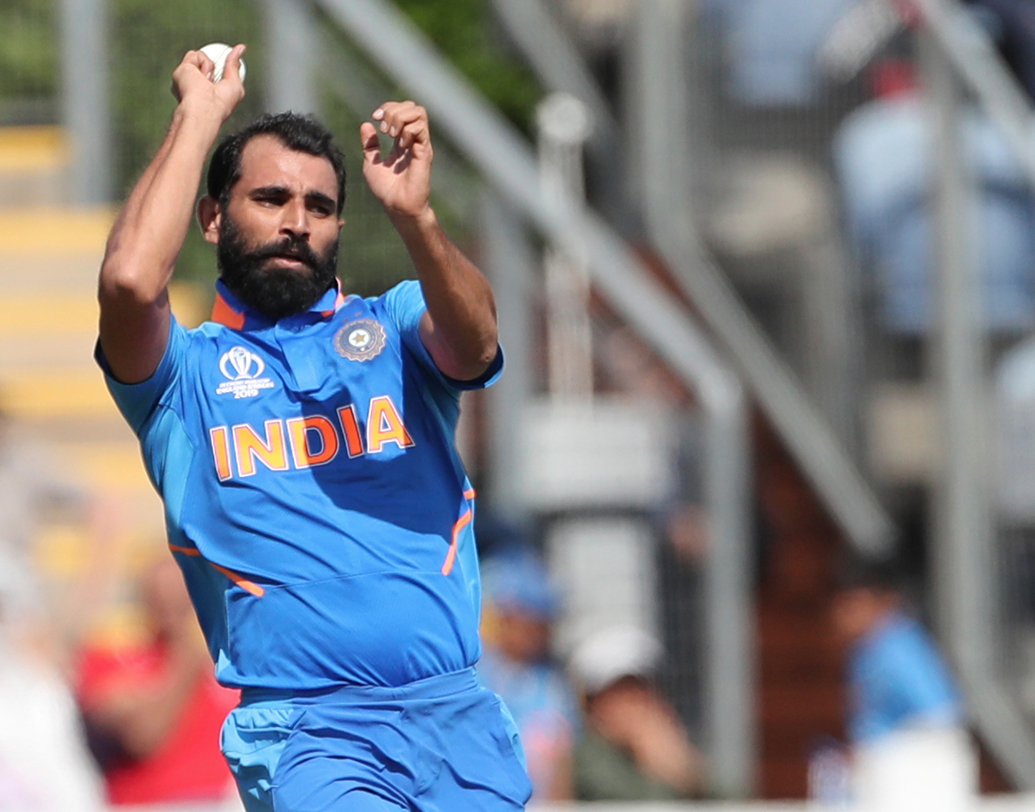 বুমরার সঙ্গে নতুন বল হাতে লক্ষ্মণের পছন্দ বাংলার পেসার মহম্মদ শামি। ভারতের প্রাক্তন অধিনায়ক সৌরভ গঙ্গোপাধ্যায়ও ভুবনেশ্বর কুমারের পরিবর্তে শামিকেই প্রথম একাদশে দেখতে চান। মহারাজের সঙ্গে মিলে যাচ্ছে লক্ষ্মণের চিন্তাভাবনাও।