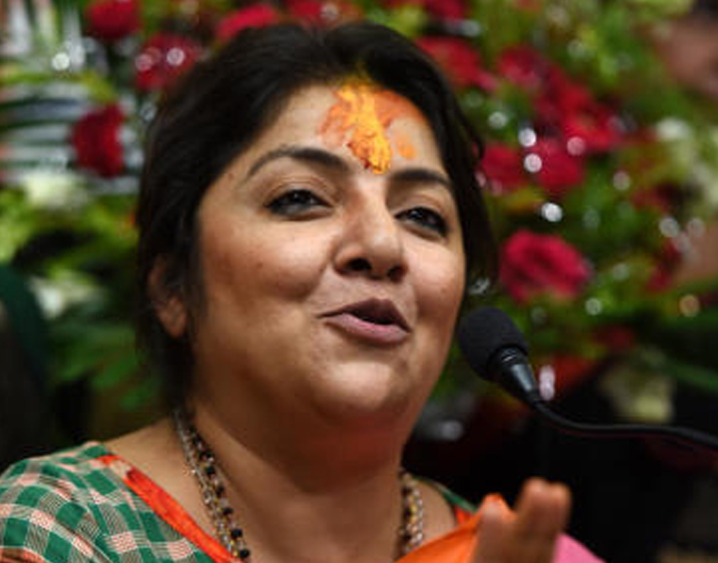 হুগলির দোর্দণ্ডপ্রতাপ সাংসদ রত্না দে নাগকে হারিয়ে এ বার জিতেছেন লকেট চট্টোপাধ্যায়। তাঁরও মন্ত্রিসভায় জায়গা পাওয়ার সম্ভাবনা তৈরি হয়েছে। তবে প্রথমেই পূর্ণমন্ত্রক না দিয়ে তাঁকে রাষ্ট্রমন্ত্রী বা স্বাধীন দায়িত্বপ্রাপ্ত কোনও মন্ত্রকের ভার দেওয়া হতে পারে।