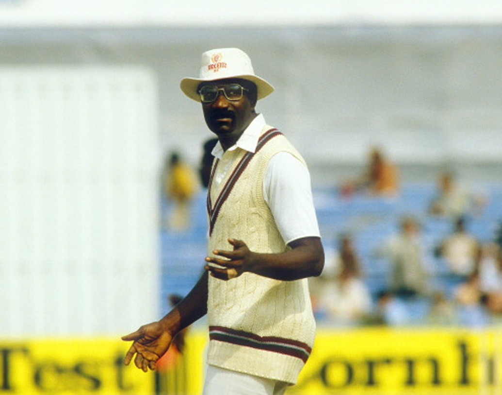 ছয় নম্বরে রাখতে হচ্ছে ক্লাইভ লয়েডকে। ১৯৭৫ সালে বিশ্বকাপ ফাইনালে লয়েডের সেঞ্চুরিতে ভর করেই বিশ্বকাপের খেতাব জেতে ওয়েস্ট ইন্ডিজ। বিশ্বকাপের ইতিহাসে সবচেয়ে সফল ক্যাপ্টেন তিনি। ১১ ইনিংসে ৩৯৩ রান করেছেন। গড় ৪৩.৬৭। প্রথম বিশ্বকাপে অস্ট্রেলিয়াকে থামিয়ে দিয়ে খেতাব জেতে ওয়েস্ট ইন্ডিজ, জয়ের নায়কও তিনি।