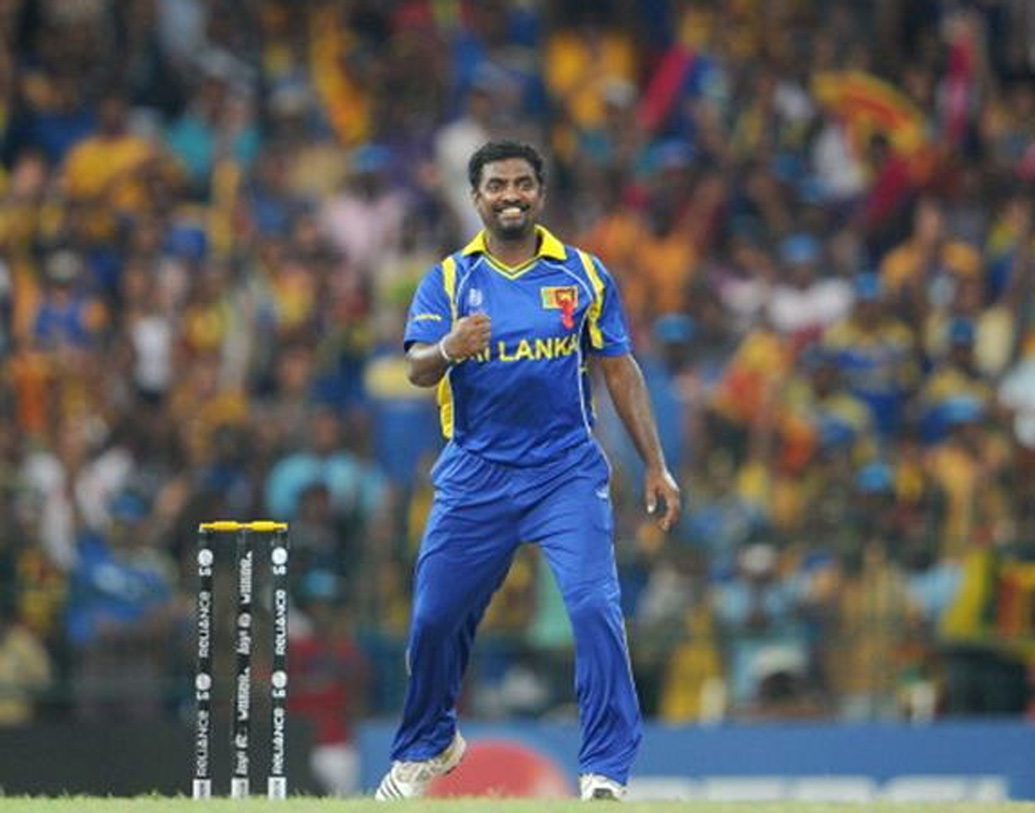 এই দলের ১১ নম্বরে থাকছেন সর্বকালের সেরা অফস্পিনার মুথাইয়া মুরলীধরন। ২০০৭ এবং ২০১১ সালে দুরন্ত পারফর্ম্যান্স ছিল তাঁর। ২০০৭ সালে ২৩ উইকেট পেয়েছিলেন তিনি। ৩১ বলে ৪ উইকেট নেন নিউজিল্যান্ডের বিরুদ্ধে। ২০১১ সালে ১৫টি উইকেট নিয়েছিলেন বিশ্বকাপে। মোট ৫৩৪টি উইকেট নিয়ে ৩.৯৩ ইকনমি রেট নিয়ে অবসর নিয়েছেন মুরলীধরন।