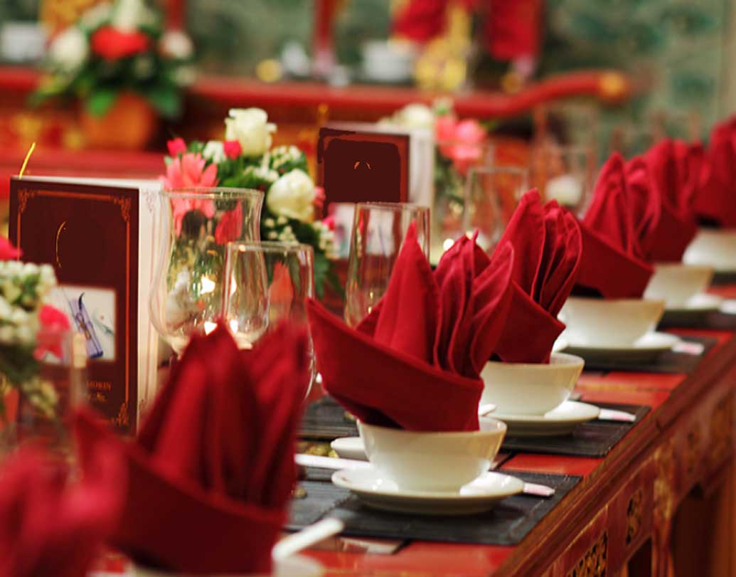 তবে শুধু নৈশভোজেই যে এলাহি আয়োজন করা হয়েছে তা নয়। সন্ধ্যার জলখাবারেও থাকছে একাধিক পদ।