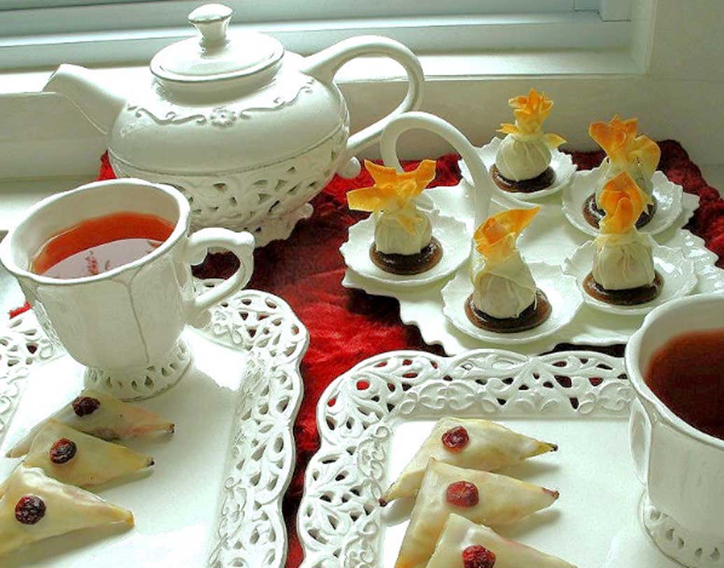 সন্ধ্যা ৭টা থেকেই থাকছে হাই টি-র ব্যবস্থা। তাতে থাকছে লেমন টার্ট, হরেক রকম স্যান্ডুইচ, সামোসা, পনির টিক্কা। সঙ্গে মিষ্টি হিসাবে থাকছে রাজভোগ।