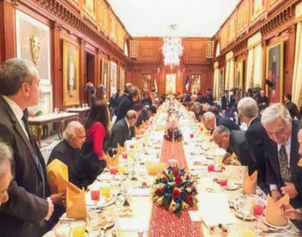 এর পর রাত ৯টায় নৈশভোজ পরিবেশন করা হবে। বিভিন্ন দেশের প্রতিনিধিরা আসছেন। তাঁদের খাদ্যাভাস ভিন্ন। তাঁদের যাতে খেতে অসুবিধা না হয়, সে কথাও মাথায় রাখতে হচ্ছে।