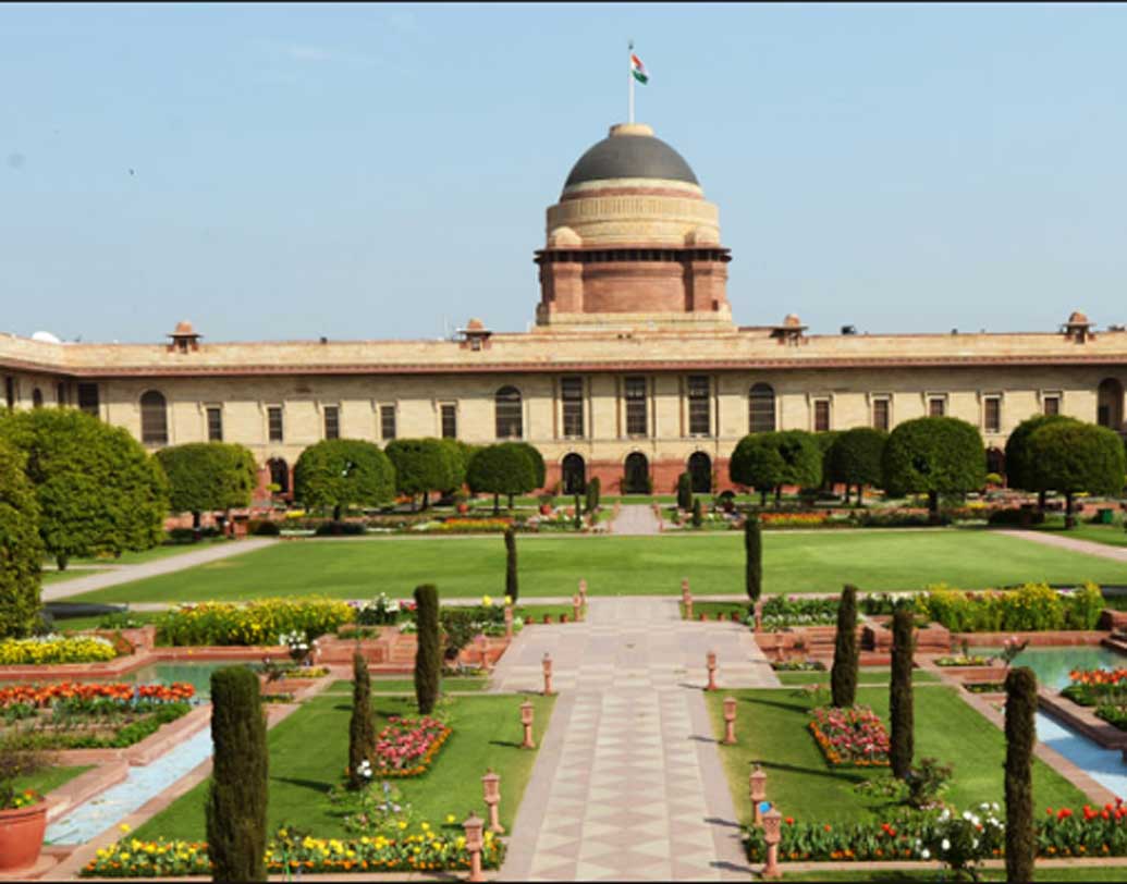 বৃহস্পতিবার সকাল থেকে সুস্বাদু বিভিন্ন পদ বানানোর তৎপরতা শুরু হয়ে গিয়েছে রাষ্ট্রপতির হেঁশেলে। অতিথিদের জন্য প্রধান মেনু ডাল রাইসিনা। গত কয়েক বছর ধরে যা রাষ্ট্রপতি ভবনেরও সিগনেচার পদ।