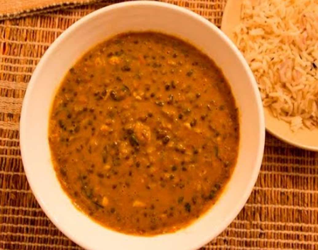 অড়হর ডাল, টোম্যাটো পিউরির সঙ্গে জাফরান দিয়ে যা বানাতে নাকি সময় লাগে ৮ ঘণ্টা। তাই মঙ্গলবার রাত থেকেই এই পদ বানানো শুরু হয়ে গিয়েছে। লখনউ থেকে এর উপকরণ আনা হয়েছে।