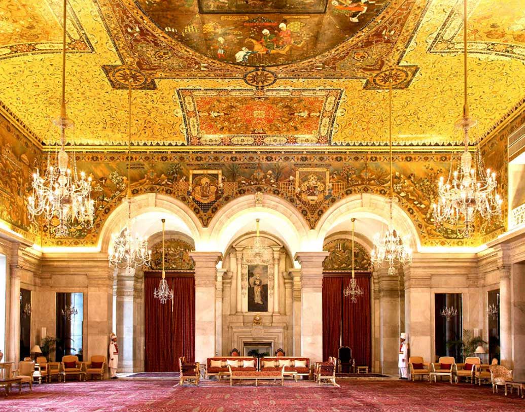 নৈশভোজে আমিষ এবং নিরামিষ দু’রকমের একাধিক পদ থাকছে। তবে গুজরাতি খাবার প্রাধান্য পাবে অতিথিদের মেনুতে।