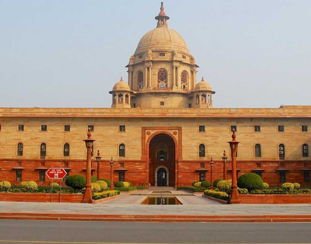 ২০১৪-য় বিকেল চারটেয় শপথ গ্রহণ অনুষ্ঠানের সময় প্রবল গরমে অসুস্থ হয়ে পড়েন অনেকে। জলের যথেষ্ট বন্দোবস্ত না থাকার অভিযোগ উঠেছিল তখন। এ বারে তাই সময় পিছিয়ে সন্ধ্যা ৭টা করা হয়েছে।