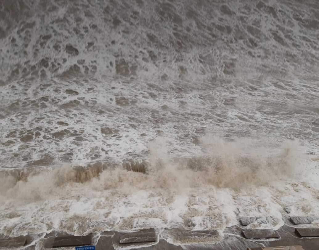 সতর্কতামূলক ব্যবস্থা হিসেবে আগে থেকেই নিচু এলাকা ও উপকূলীয় অঞ্চলগুলি থেকে লোকজনকে নিরাপদ স্থানে সরিয়ে নেওয়া হয়। দিঘায় সমুদ্র উত্তাল ছিল শুক্রবার সারা দিনই।