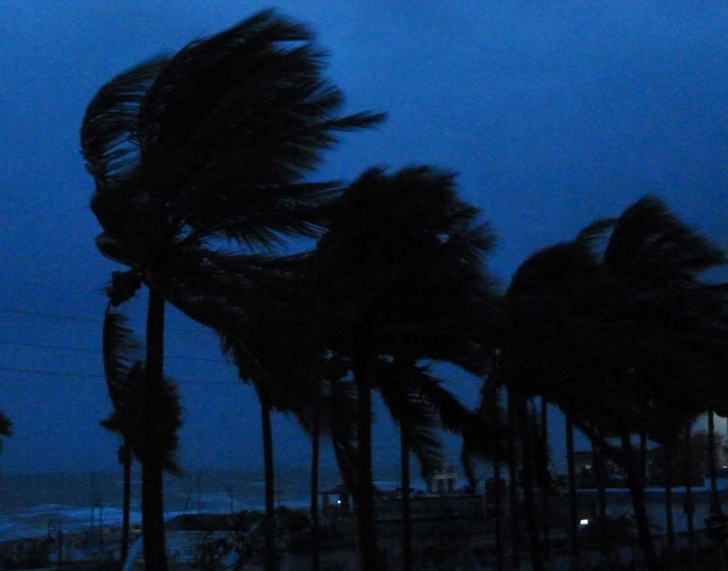 ফণীর প্রভাবে কলকাতা, দুই ২৪ পরগনা, হাওড়া, হুগলি, পূর্ব ও পশ্চিম মেদিনীপুর, ঝাড়গ্রাম, পুরুলিয়া, বাঁকুড়া, পূর্ব ও পশ্চিম বর্ধমান, বীরভূম, মুর্শিদাবাদ ও নদিয়া জেলা শুক্রবার রাতভর বৃষ্টি হয়েছে।