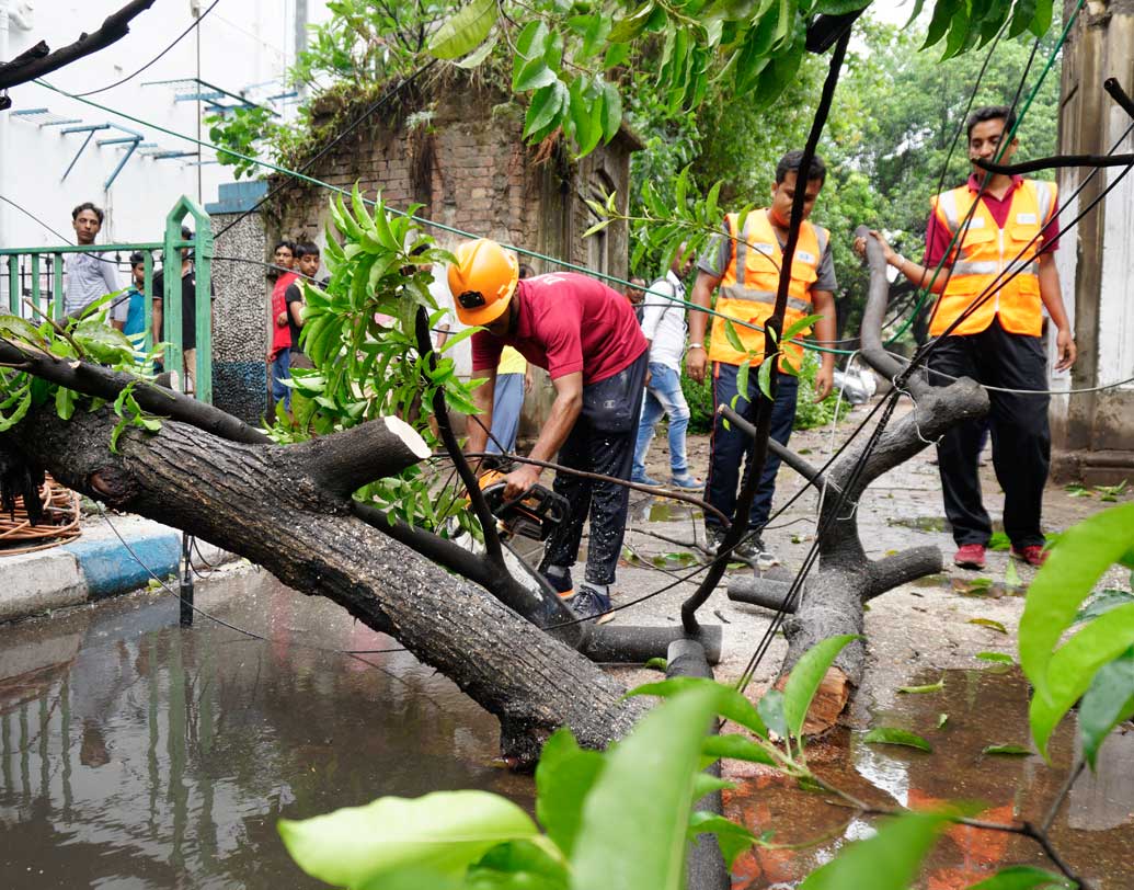 নামখানা স্টেশনে ঝড়ের দাপটে চাল উড়ে যায়। ডায়মন্ড হারবার স্টেশনেও ভাঙে সাইন বোর্ড, উপড়ে যায় বিদ্যুতের খুঁটি। ক্ষতিগ্রস্ত বাড়ি মেরামতের নির্দেশ দেন মুখ্যমন্ত্রী মমতা বন্দ্যোপাধ্যায়।
