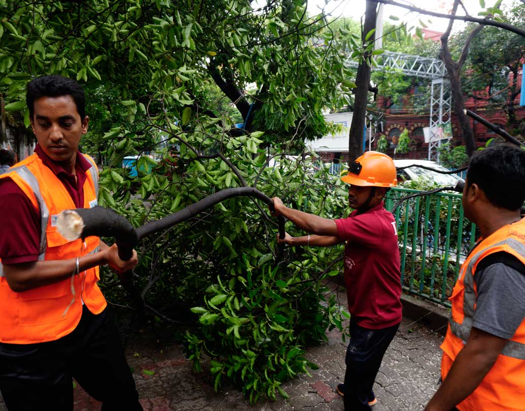 পূর্ব মেদিনীপুরে চারটি দোকান ভেঙে পড়ে। রাজ্যে মোট ১২টি মাটির বাড়ি ভেঙে পড়েছে। ৮২৫টি আংশিক ক্ষতিগ্রস্ত হয়েছে। খড়্গপুরের রামনগরে মাটির বাড়ি ভেঙে পড়ে। ঝাড়গ্রামে ২০টি কাঁচা বাড়ি আংশিক ভেঙে পড়েছে। তবে সামগ্রিক ক্ষয়ক্ষতি কতটা হয়েছে সে বিষয়ে স্পষ্ট কিছু জানা যায়নি।