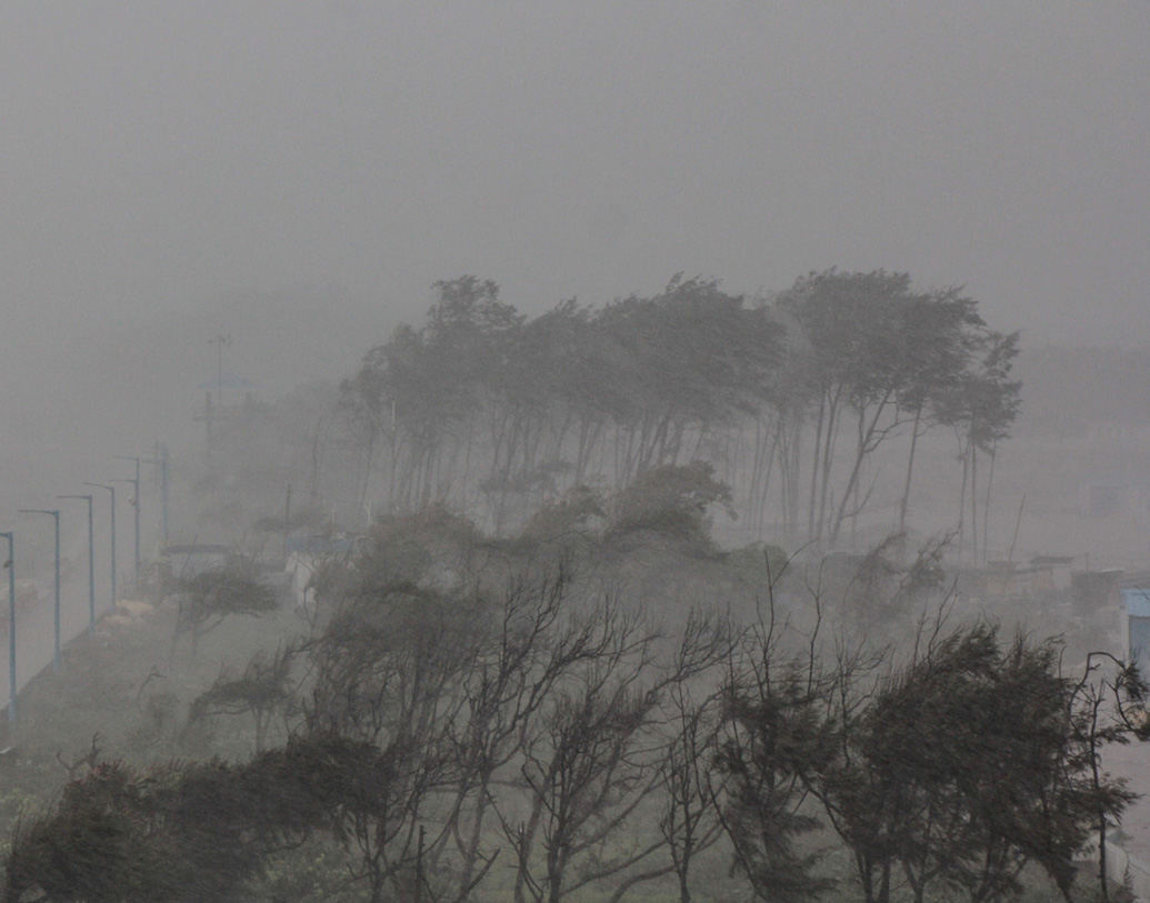 ঘণ্টায় প্রায় ৯০ কিলোমিটার বেগে খড়্গপুরের বুকে শক্তিশালী ঘূর্ণিঝড় হিসেবেই ফণী তাণ্ডব চালায়। তার পর কলকাতার পাশ কাটিয়ে ক্রমশ হুগলির আরামবাগ, বর্ধমানের কাটোয়া হয়ে নদিয়ায় প্রবেশ করেছিল। পরে বাংলাদেশে প্রবেশ করে ফণী।